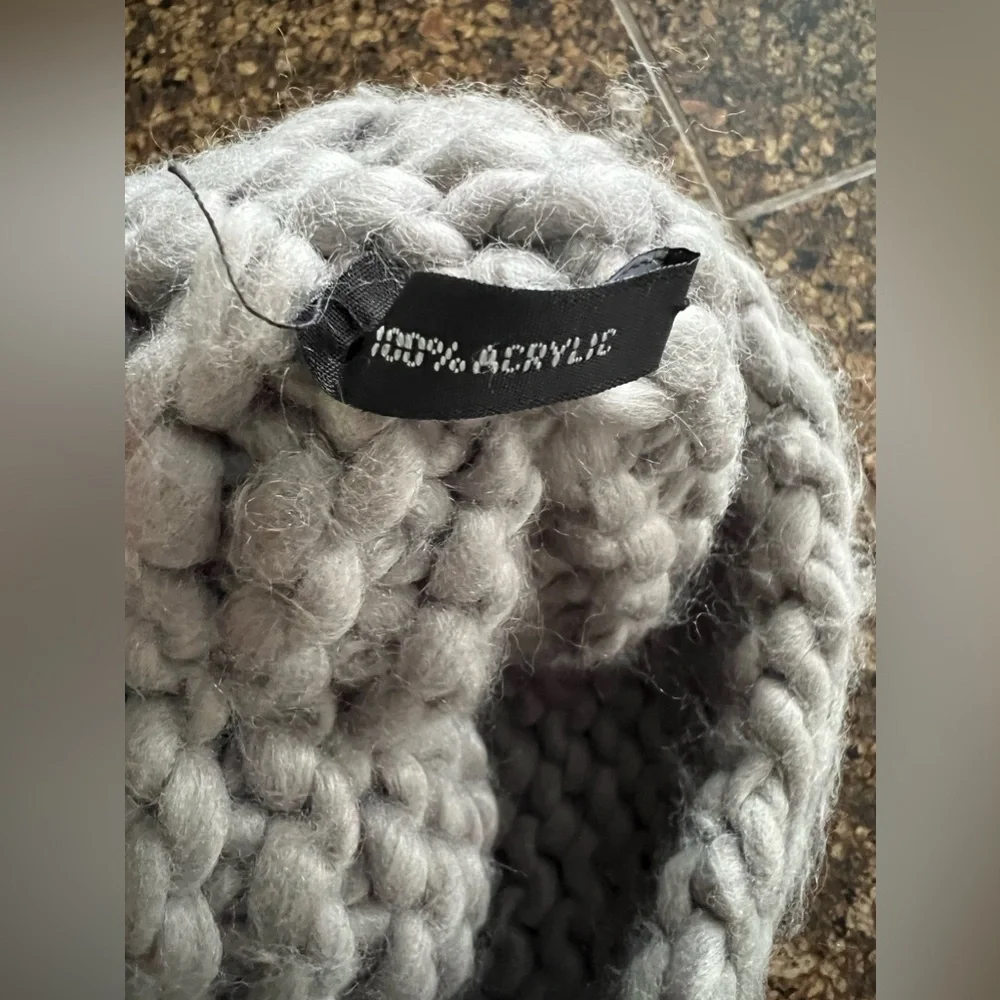 😍Super soft😍Gray Acrylic Pom Hat